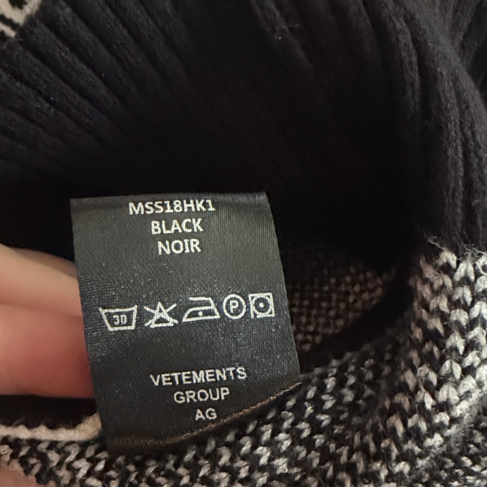 Vetements Logo All Over Knit Sweater – Unisex Oversized Fit - Picture 5 of 6